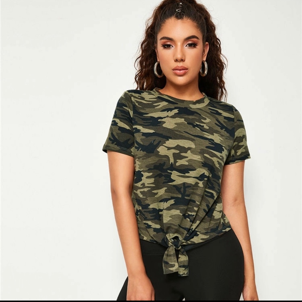 💚Army Camo Tshirt with front tie